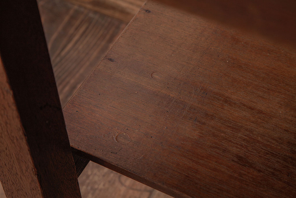 レトロ家具　昭和レトロ　天板樺無垢材　味わいのある風合いの棚板付きテーブル(センターテーブル、飾り台)