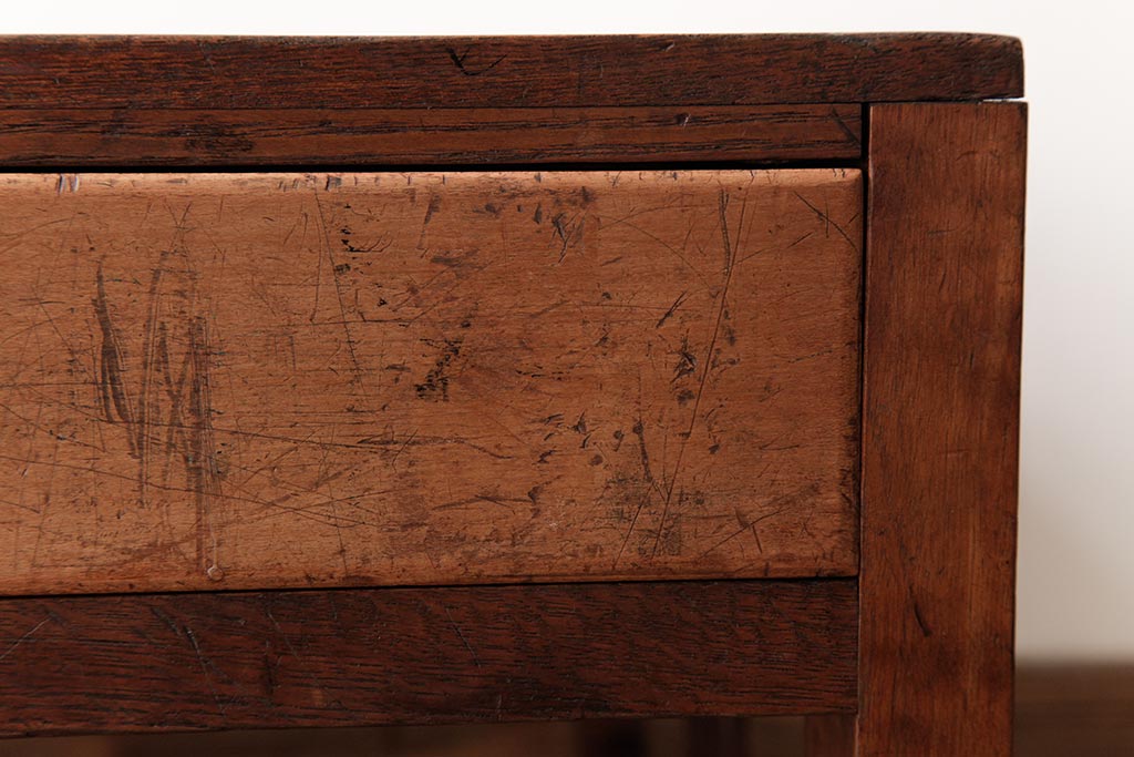 レトロ家具　昭和レトロ　栓材・樺材　取っ手が個性的な味のある趣の文机(座机、ローテーブル)