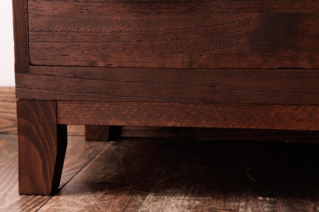 アンティーク家具　昭和期　シンプルな佇まいの脚付箪笥ローボード(ローチェスト、引き出し、時代箪笥)