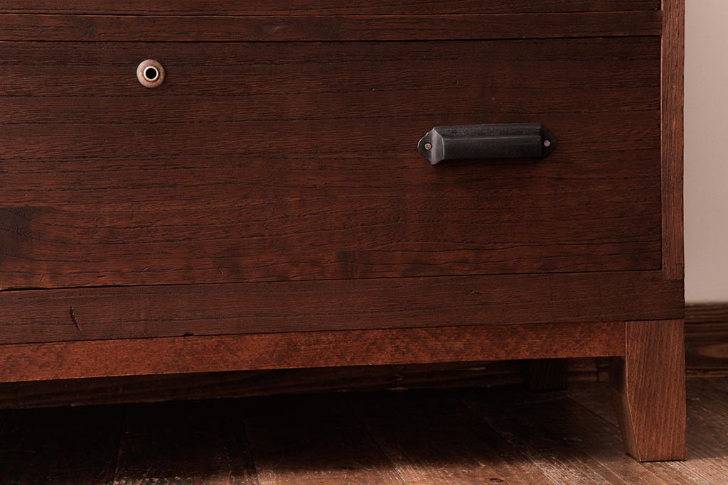 アンティーク家具　昭和期　シンプルな佇まいの脚付箪笥ローボード(ローチェスト、引き出し、時代箪笥)