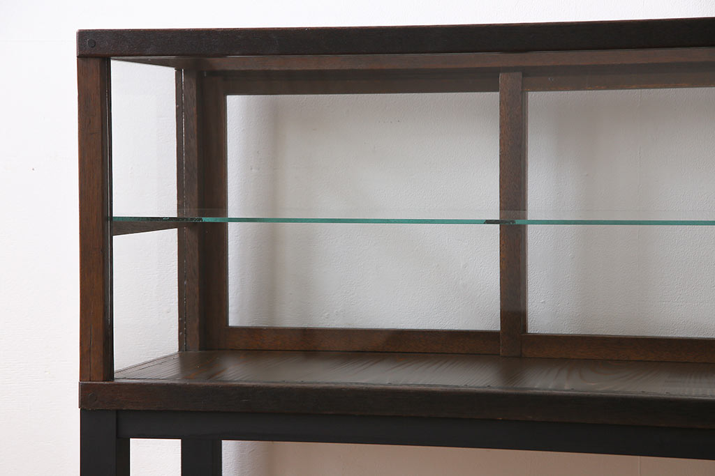 レトロ家具　昭和レトロ　リメイク　すっきりとした佇まいの脚付ガラスケース(ショーケース、陳列棚)(1)