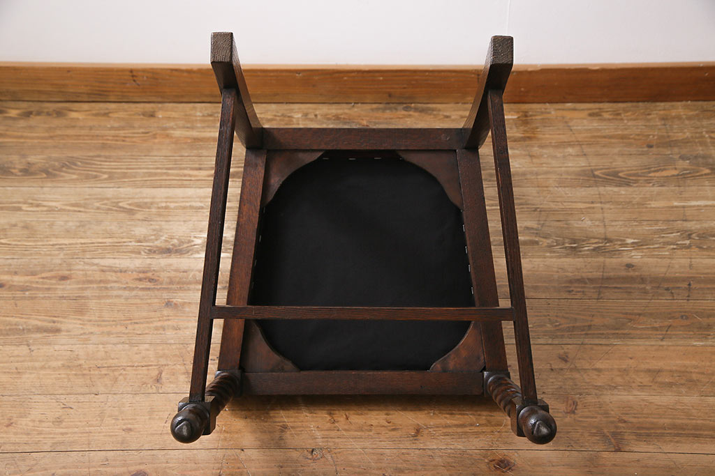 アンティーク家具　イギリスアンティーク　深みのあるオーク材の色味が魅力的なダイニングチェア(ワークチェア、椅子)
