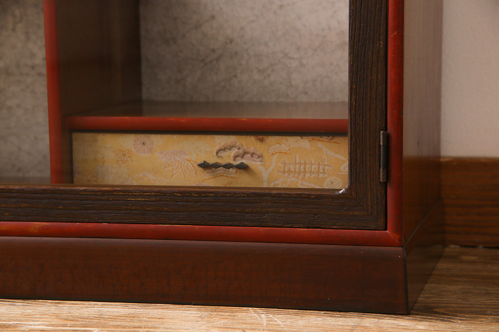 レトロ家具　レトロ　小振り　上品な和の風情を感じられるガラス扉つき飾り棚(ガラスケース、収納棚)
