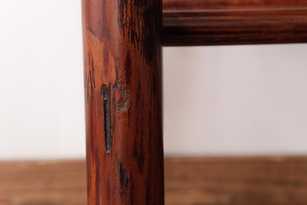 アンティーク雑貨　民芸家具　天板の模様が独特の雰囲気を漂わせるサイドテーブル(カフェテーブル、飾り台)