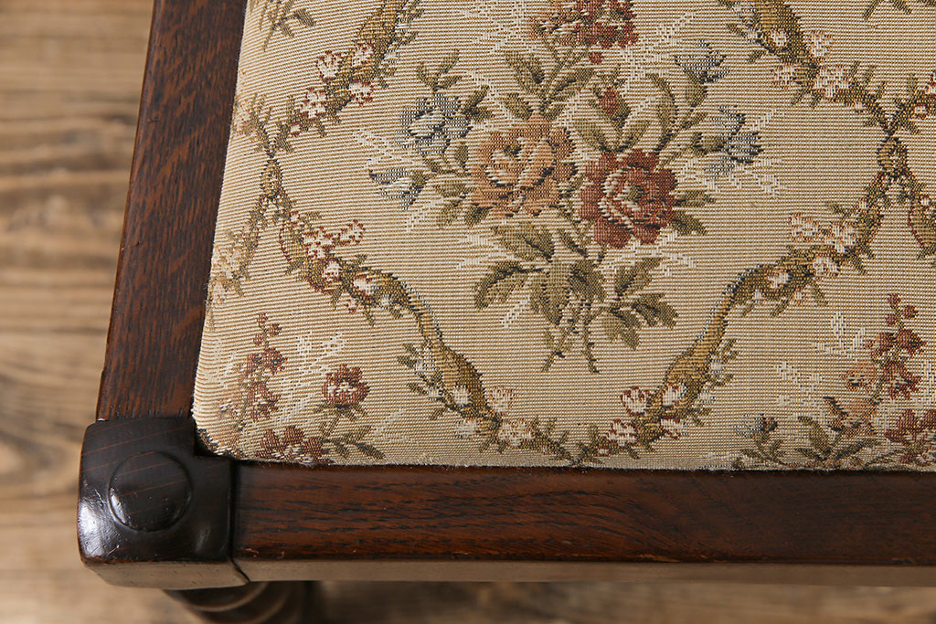 アンティーク家具　イギリスアンティーク　ツイストレッグ　ゴブラン織り　優雅な佇まいのオーク材製ダイニングチェア(椅子)(1)