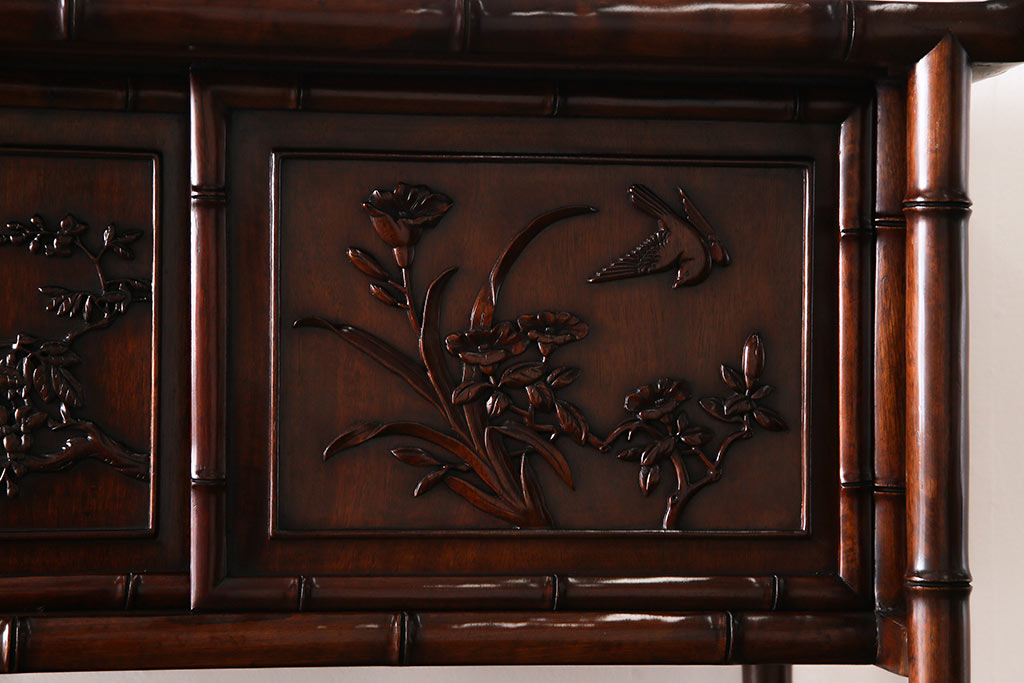 ビンテージ家具　ビンテージ　カリン材　細部まで手の込んだ装飾が見事な飾り棚(茶棚、花梨材)