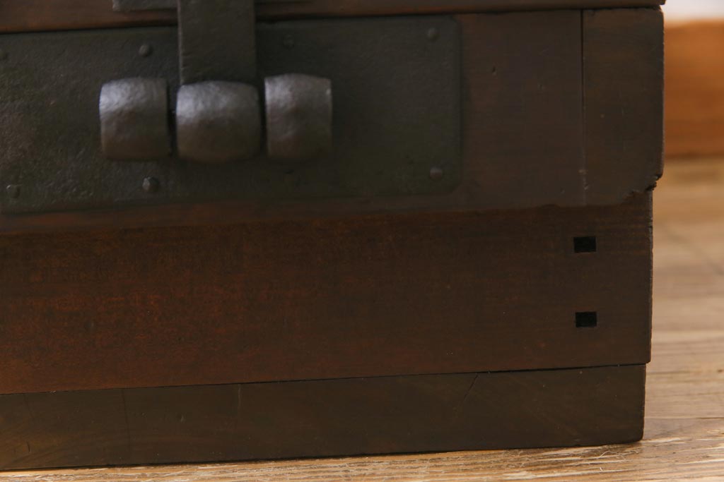 アンティーク雑貨　和製アンティーク　明治期　素朴な和の雰囲気を漂わせる薄型の銭箱(千両箱、木箱)