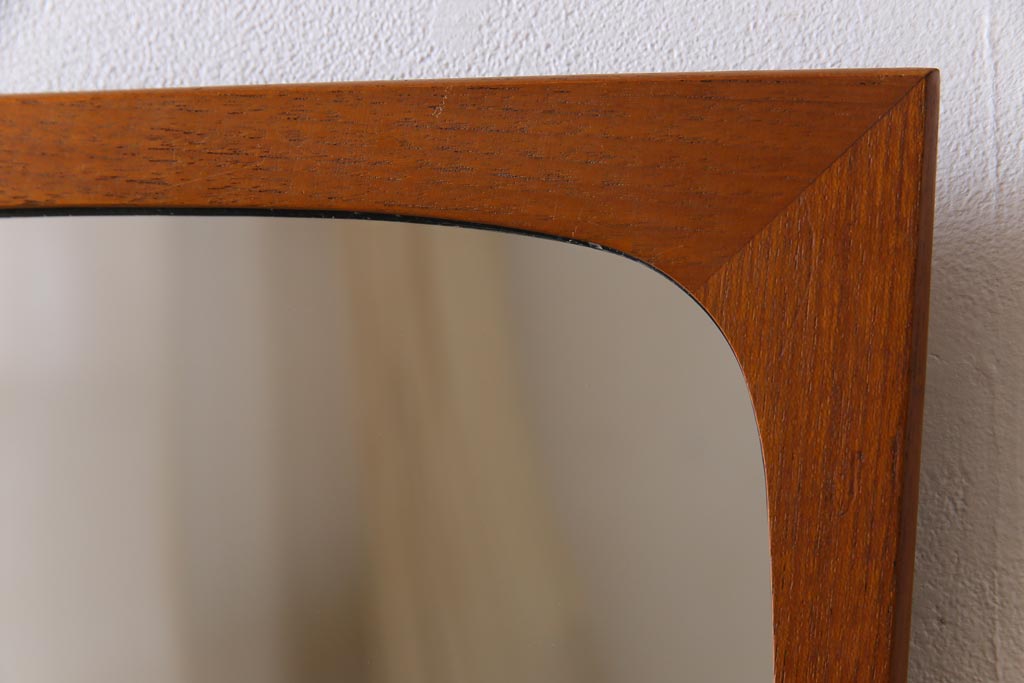 アンティーク雑貨　北欧ビンテージ　チーク材　温かな雰囲気の変形型ウォールミラー(壁掛け鏡)