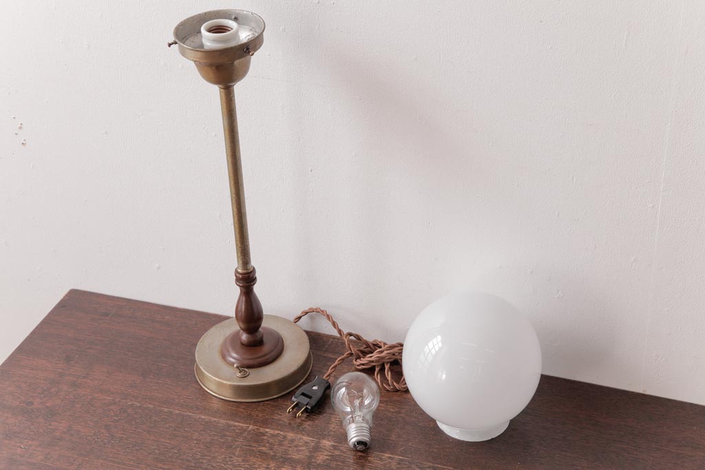 昭和レトロ　ボール型のシェードがおしゃれなテーブルランプ(スタンドライト、卓上照明)
