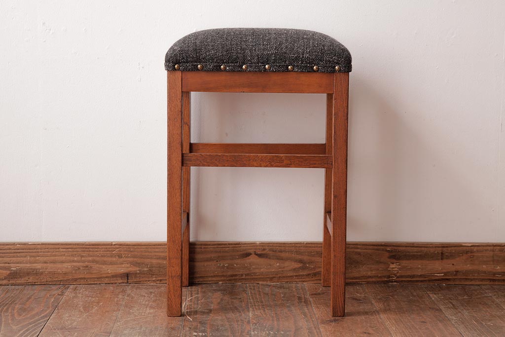 レトロ家具　昭和レトロ　ケヤキ材　メンズライクにもおすすめなグレーのファブリックのスツール(椅子)