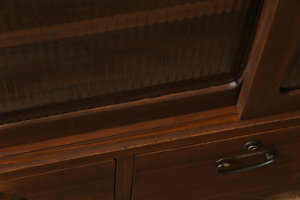 レトロ家具　昭和レトロ　モールガラスがおしゃれな脚付き箪笥ローボード(収納棚、戸棚)