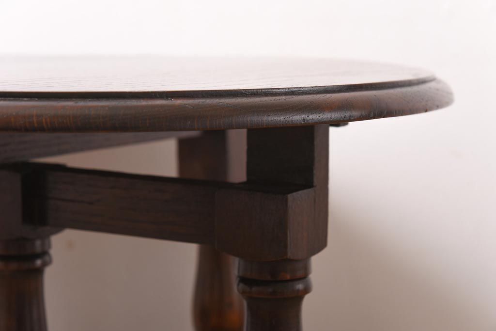 ヴィンテージ家具　イギリスビンテージ　オーク材　シックな意匠が目を引く折り畳み式サイドテーブル(コーヒーテーブル、花台)