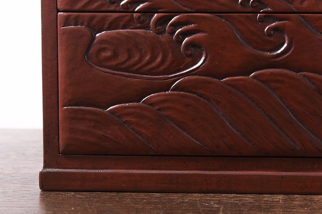 アンティーク家具　和製アンティーク　鎌倉彫・在銘　躍動感のある波の図が彫られた小引き出し(小物収納、卓上収納)