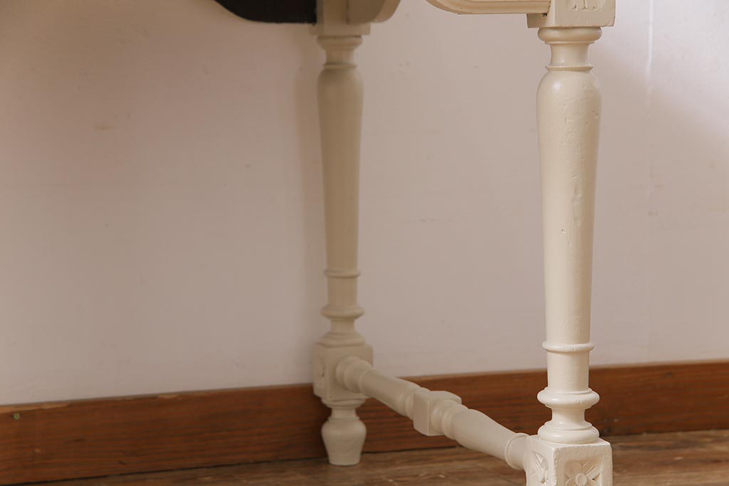 ヴィンテージ家具　フランスビンテージ　楡(ニレ)材　華やかなレリーフが目を引くペイントテーブル(ダイニングテーブル)
