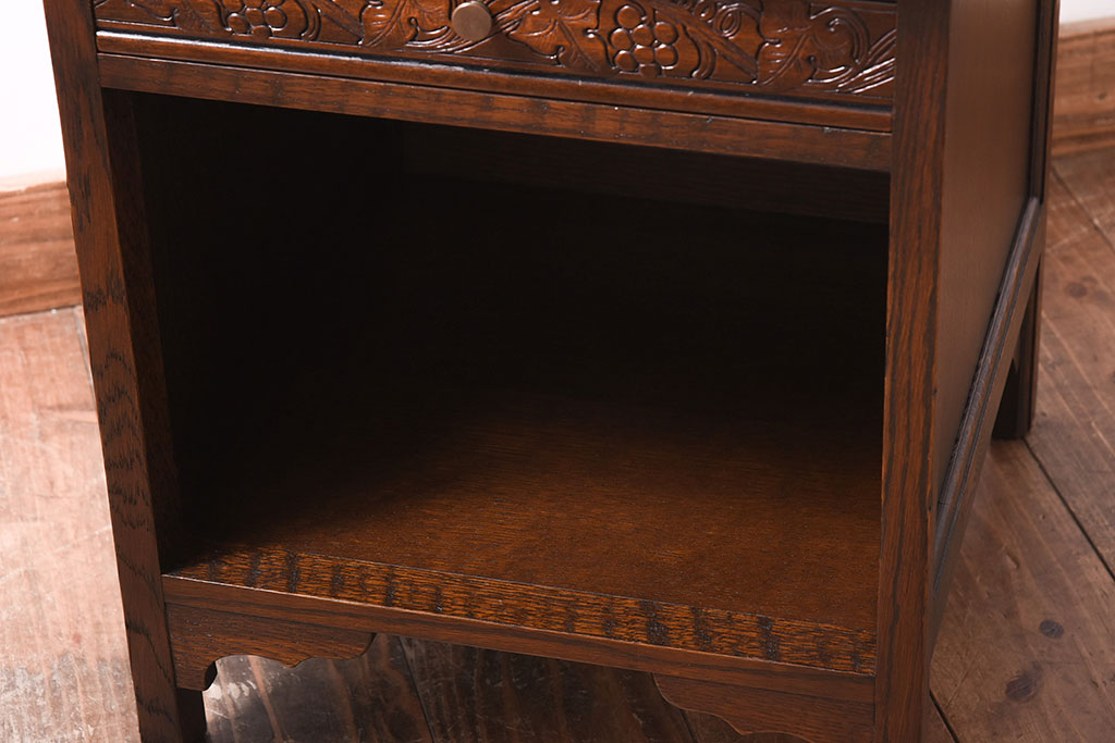 中古　イギリス輸入家具　オーク材　オープンラック　葡萄の彫刻がおしゃれなサイドテーブル(ナイトテーブル)