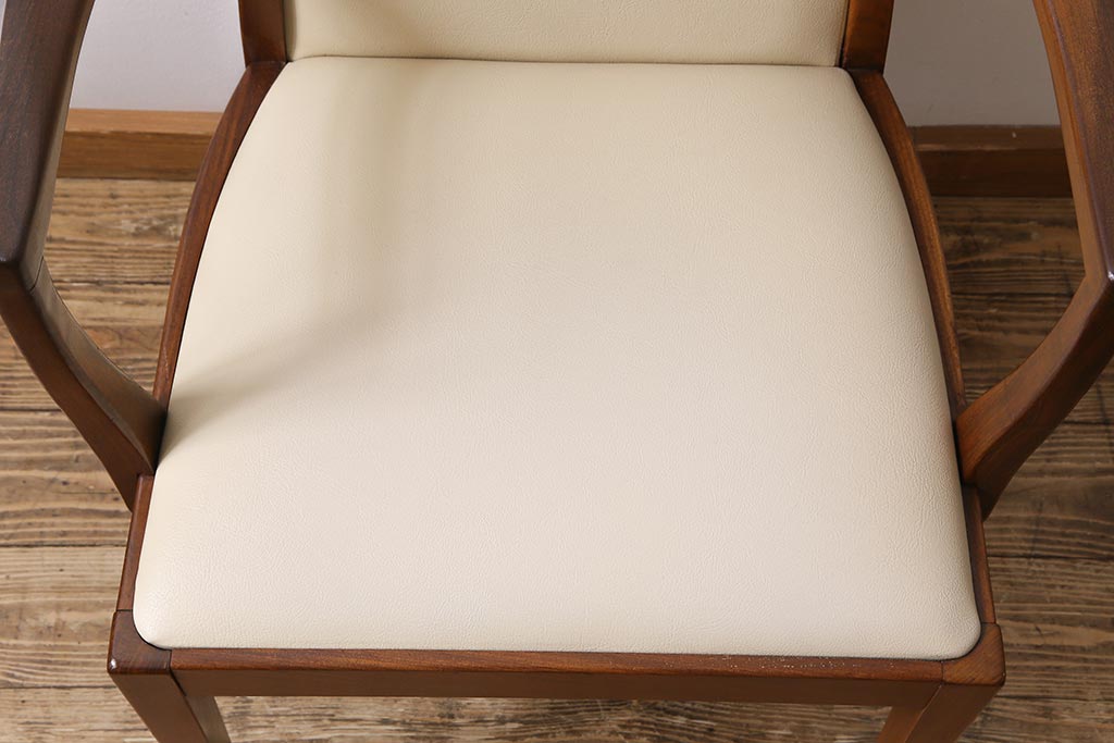 ヴィンテージ家具　北欧ビンテージ　G-PLAN(ジープラン)　白のレザーが可愛らしいアームチェア(ダイニングチェア、椅子)