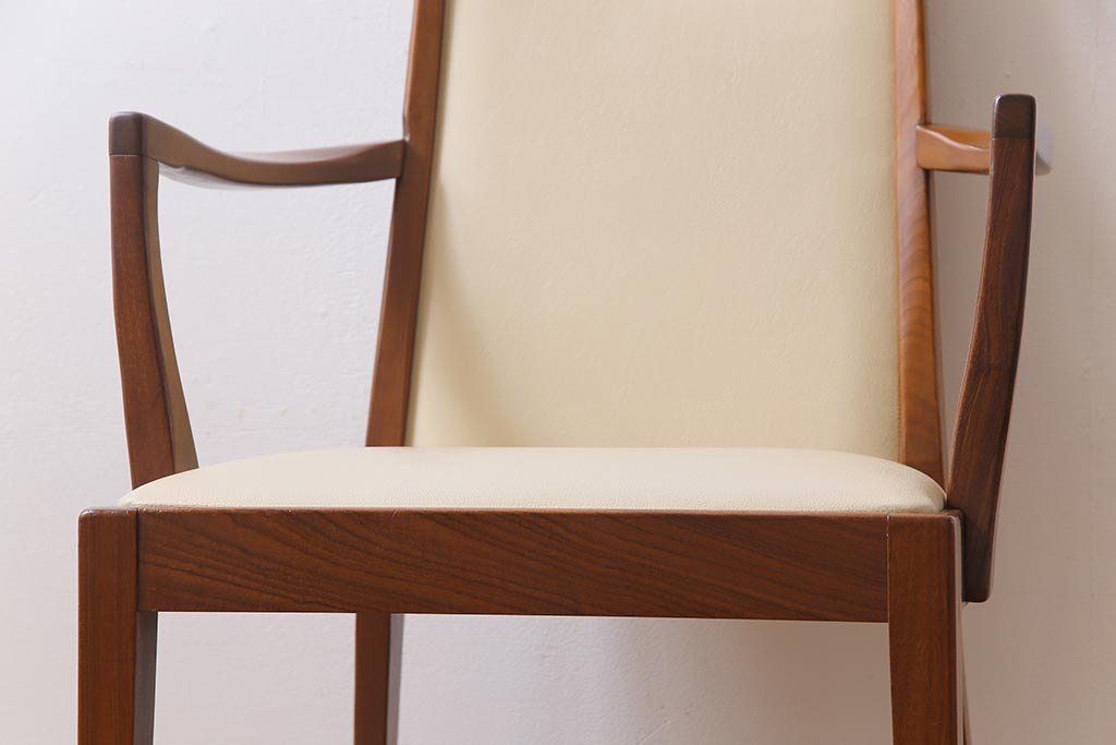 ヴィンテージ家具　北欧ビンテージ　G-PLAN(ジープラン)　白のレザーが可愛らしいアームチェア(ダイニングチェア、椅子)