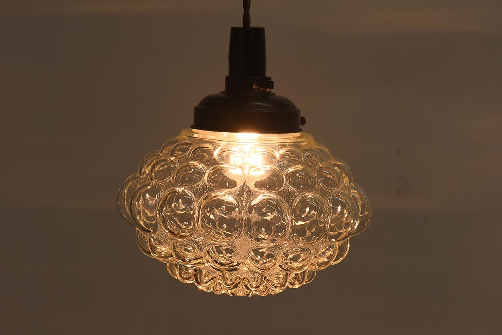 昭和中期　和洋どちらの空間にも合わせやすいガラスグローブのペンダントライト(天井照明、吊り下げ照明)