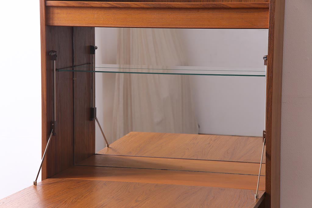 ヴィンテージ家具　北欧ビンテージ　G-PLAN(ジープラン)　チーク材　鏡とガラス棚板が印象的なビューローキャビネット(収納棚、戸棚)