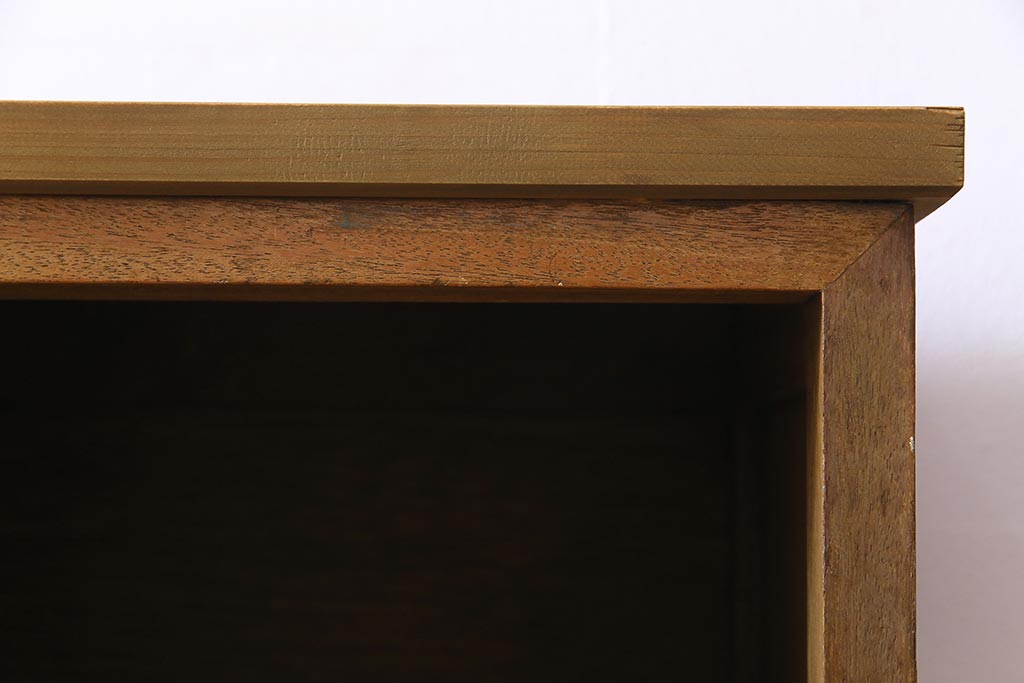 レトロ家具　昭和レトロ　脚付き　素朴な木味が懐かしい雰囲気を醸し出すロッカー(下駄箱、マス目棚)(2)