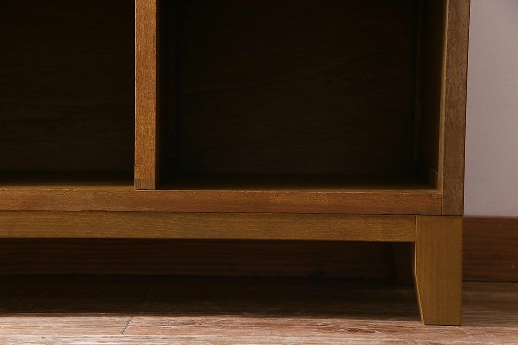 レトロ家具　昭和レトロ　脚付き　素朴な木味が懐かしい雰囲気を醸し出すロッカー(下駄箱、マス目棚)(2)