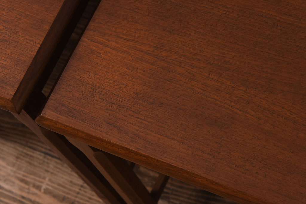 ヴィンテージ家具　北欧ビンテージ　チーク材のあたたかな色合いが魅力的なネストテーブル(サイドテーブル)