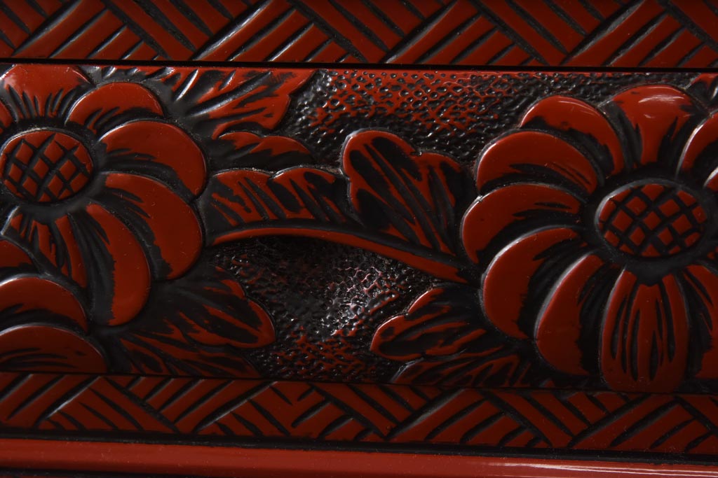 中古　伝統工芸　朱塗り　牡丹・菖蒲・菊　華やかさを添える日光彫りの小引き出し(小物収納)