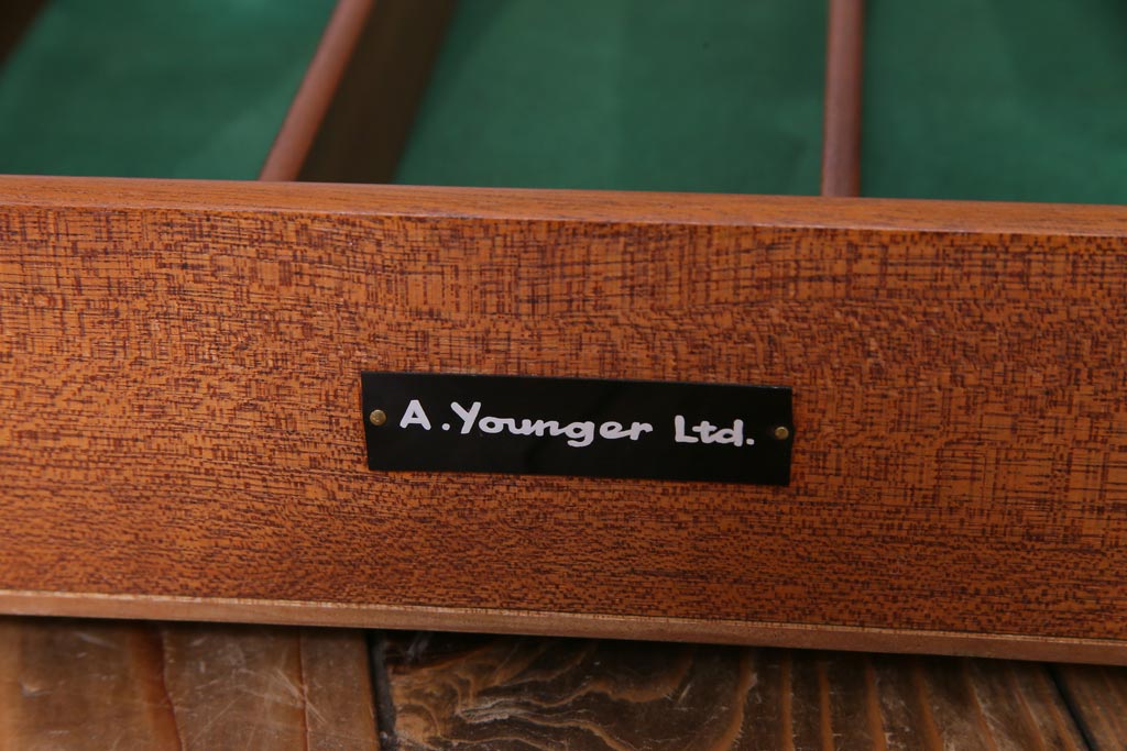 ヴィンテージ家具　北欧ビンテージ　チーク材　A.Younger Ltd.　木の温かみが感じられるようなサイドボード(リビングボード、テレビボード)