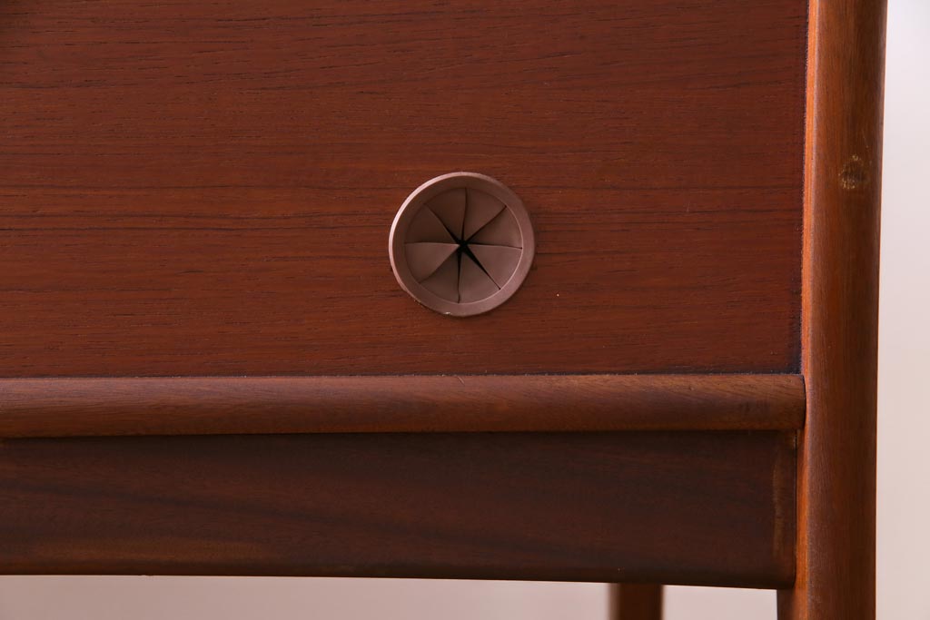 ヴィンテージ家具　北欧ビンテージ　チーク材　A.Younger Ltd.　木の温かみが感じられるようなサイドボード(リビングボード、テレビボード)