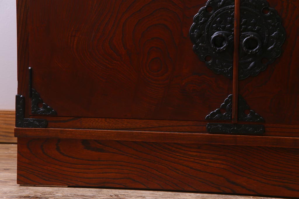 中古　岩谷堂箪笥　233　拭き漆塗りが上品なキャビネット(書棚、本箱)(定価約45万円)