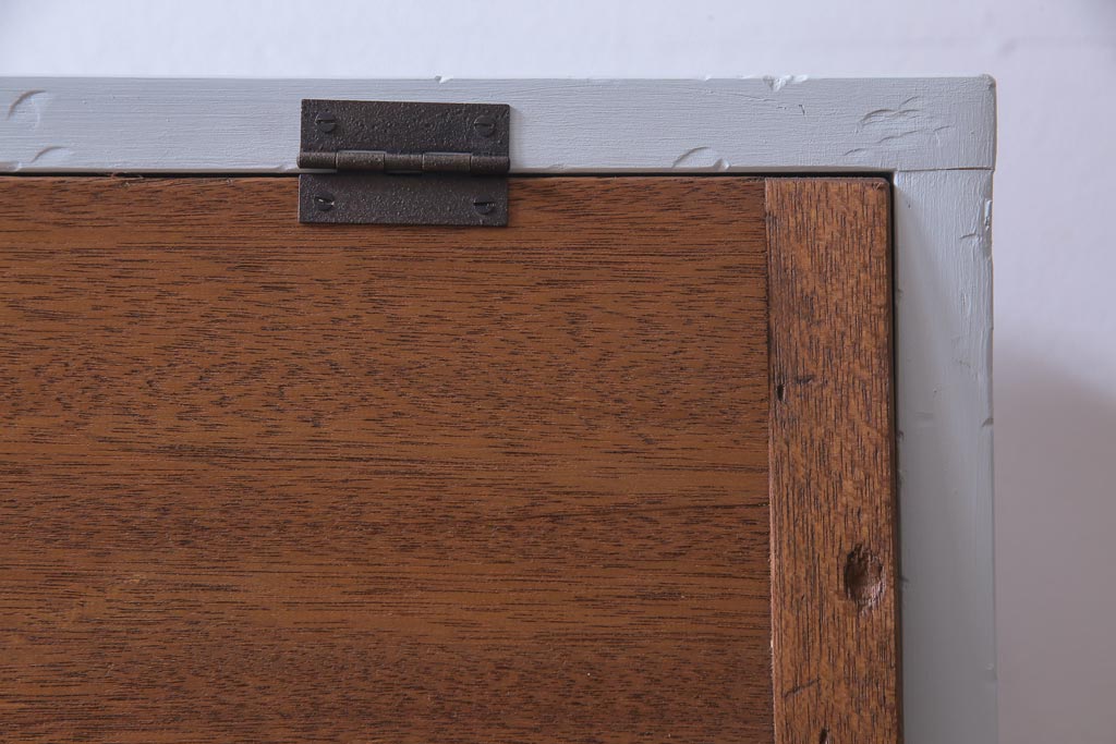 リメイク家具　パタパタ扉　淡いペイントと木色が優しげな雰囲気の収納棚(4段タイプ)(戸棚、下駄箱)