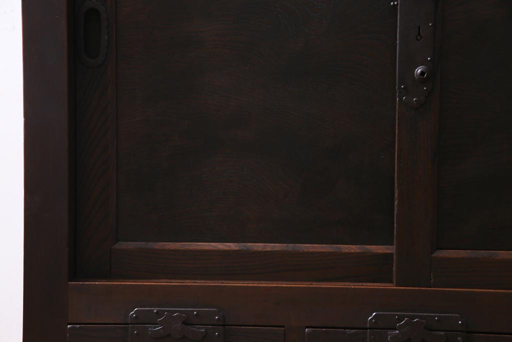 アンティーク家具　和製アンティーク　前面欅材　極太の框と珍しい金具が重厚感漂う二本松帳場箪笥(収納棚、戸棚、時代箪笥、二本松箪笥)