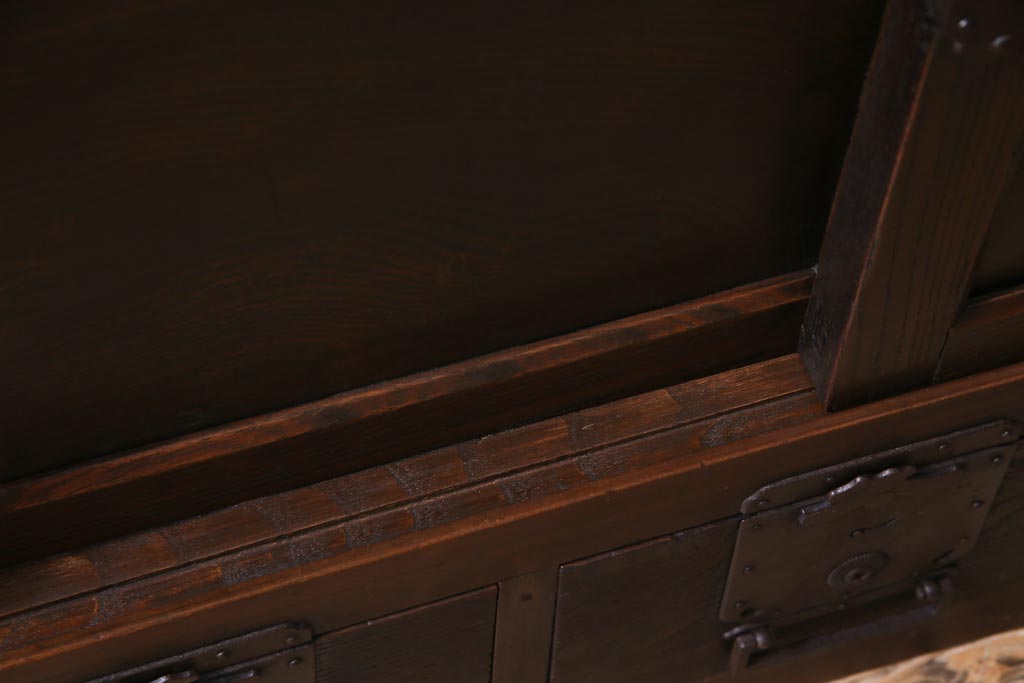 アンティーク家具　和製アンティーク　前面欅材　極太の框と珍しい金具が重厚感漂う二本松帳場箪笥(収納棚、戸棚、時代箪笥、二本松箪笥)