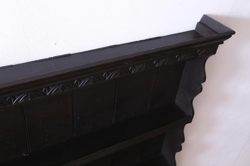 アンティーク家具　イギリスアンティーク　オーク材　彫刻と曲線の意匠がおしゃれなウォールラック(壁掛け飾り棚)