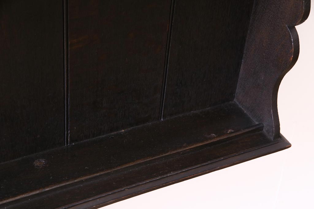 アンティーク家具　イギリスアンティーク　オーク材　彫刻と曲線の意匠がおしゃれなウォールラック(壁掛け飾り棚)