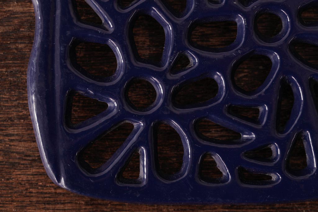 アンティーク雑貨　イギリスビンテージ　ポット型が可愛らしいホーロー製のトリベット(鍋敷き)