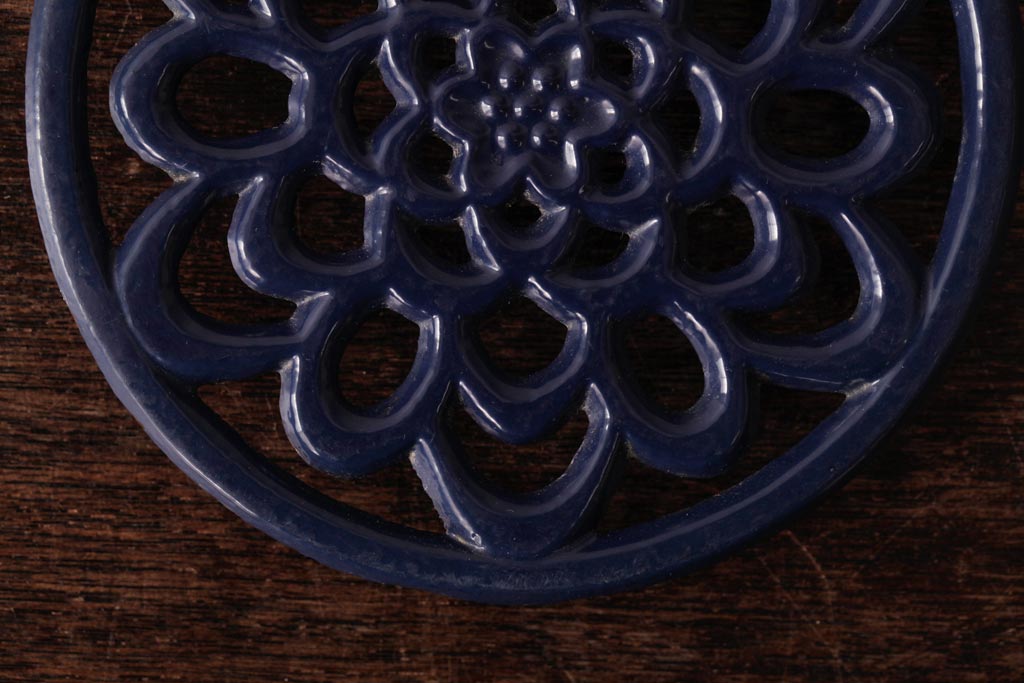 アンティーク雑貨　イギリスビンテージ　花モチーフが可愛らしいホーロー製のトリベット(鍋敷き)