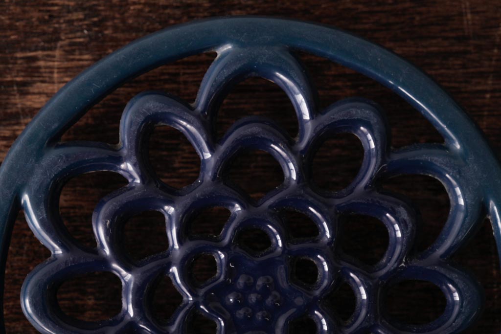 アンティーク雑貨　イギリスビンテージ　花モチーフが可愛らしいホーロー製のトリベット(鍋敷き)(1)