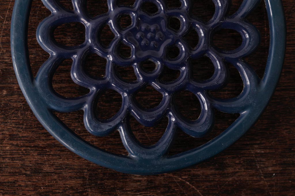 アンティーク雑貨　イギリスビンテージ　花モチーフが可愛らしいホーロー製のトリベット(鍋敷き)(1)