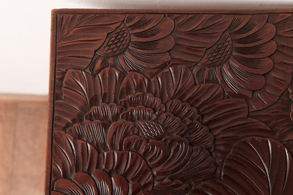 アンティーク雑貨　中古　伝統工芸　日光彫り　大胆な花の彫りが魅力的な飾り棚(花台)(1)