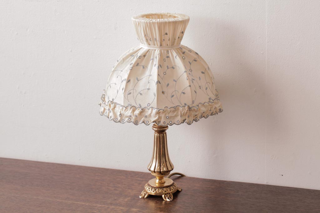 フランスビンテージ シェードの刺繍が可愛らしいテーブルランプ(卓上ランプ、スタンドライト) ラフジュ工房