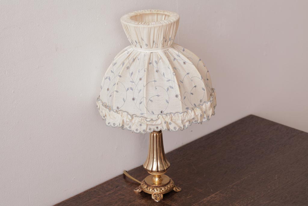 フランスビンテージ　シェードの刺繍が可愛らしいテーブルランプ(卓上ランプ、スタンドライト)