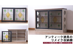 アンティーク家具　G-PLAN(ジープラン)　チーク材　鏡とガラス棚板が印象的なビューローキャビネット(収納棚、戸棚)
