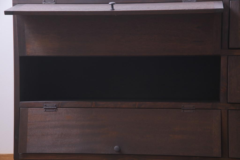 ラフジュ工房オリジナル　古材リメイク　脚付き　パタパタ扉が使い勝手の良い収納棚(リビングボード、戸棚、下駄箱)