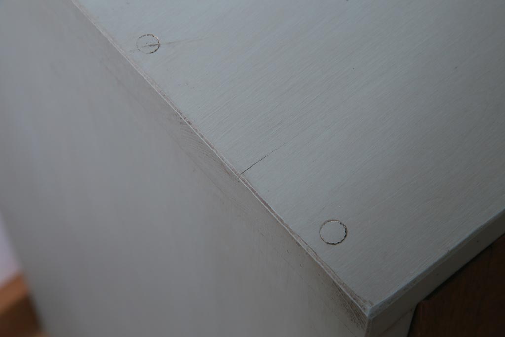 リメイク家具　ペイント　レトロスタイルのアクセントにおすすめなパタパタ扉の収納棚(戸棚、リビングボード)