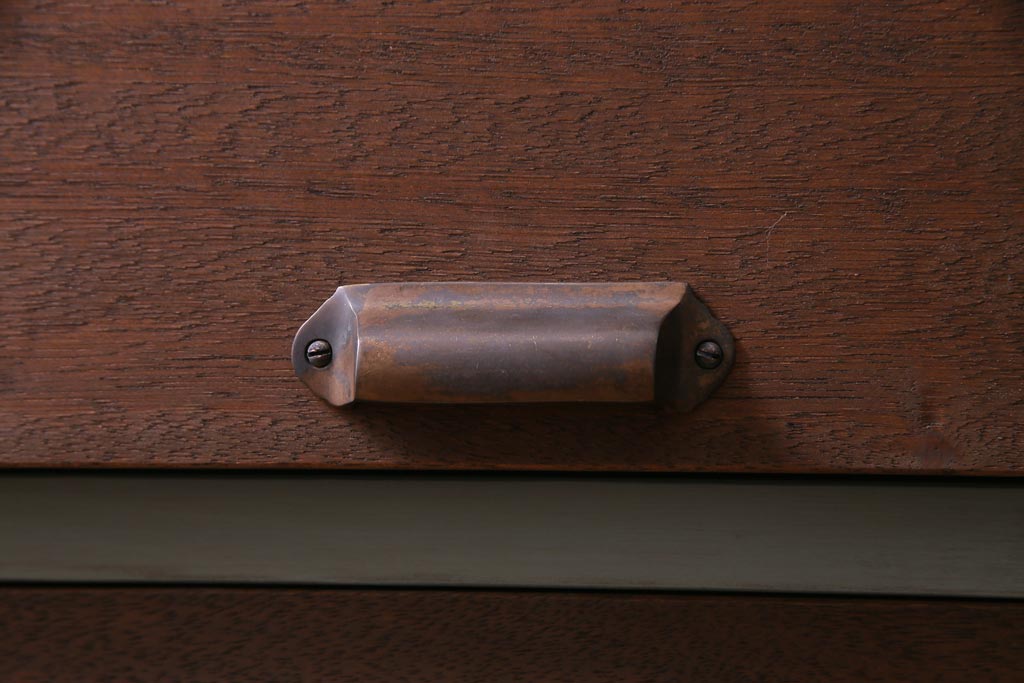 リメイク家具　ペイント　レトロスタイルのアクセントにおすすめなパタパタ扉の収納棚(戸棚、リビングボード)