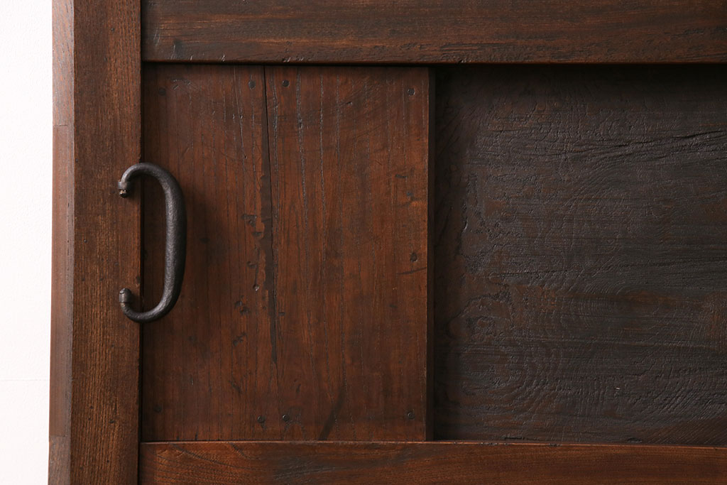 【加工実例】明治期の古い蔵戸に高品質リペアを施し、ドアへ加工しました。ご希望のサイズにリサイズし、時代箪笥に付いていた引手を取り付け。防水処理を施し安心!アクリル製の家紋を製作取り付け、荘厳な雰囲気に。(玄関戸、建具、玄関ドア)