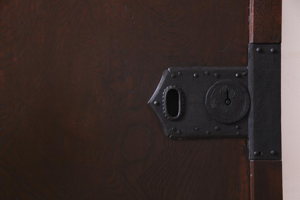 和製アンティーク　明治期　欅一枚板　漆塗りが上品な印象与える蔵戸(建具、引き戸、玄関戸)