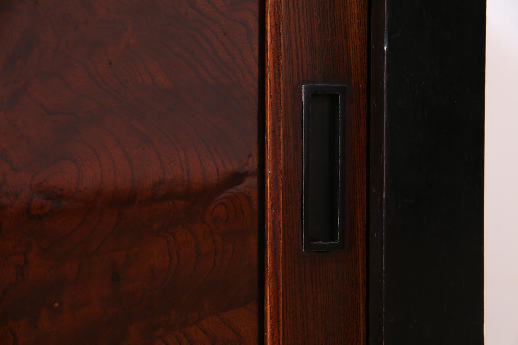 アンティーク家具　和製アンティーク　米沢産　漆塗り　ケヤキの玉杢が美しい脚付きローボード(収納棚、戸棚)