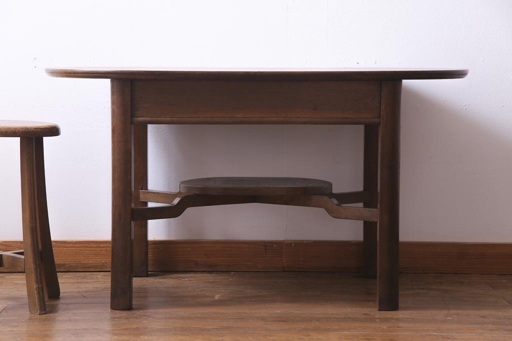 アンティーク家具　昭和初期　ナラ材　素朴な温かみを感じるラウンド型のセンターテーブル(リビングテーブル)